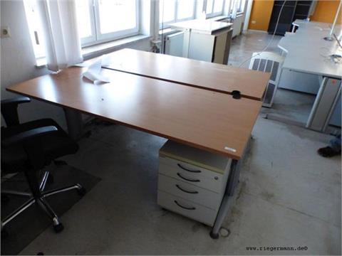 Schreibtische höhenverstellbar Metall/Holz (ca. 1800x800 mm), Bürodrehstuhl schwarz/grau mit Armlehnen