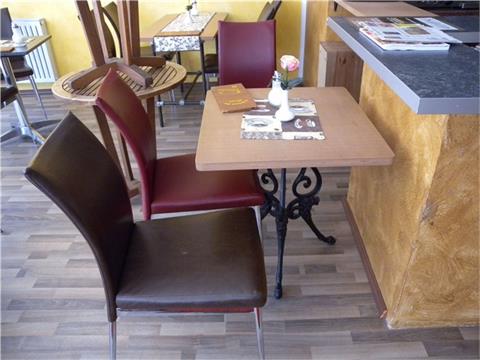 Tisch mit Gussfuß und Holzplatte, 3 Lederstühle 