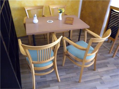 Tisch mit 4 Stühlen aus Holz 