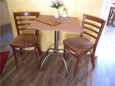 Tisch mit 2 Stühlen 
