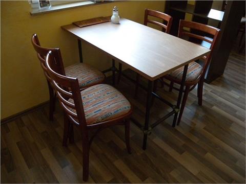 Tisch mit 4 Stühlen 