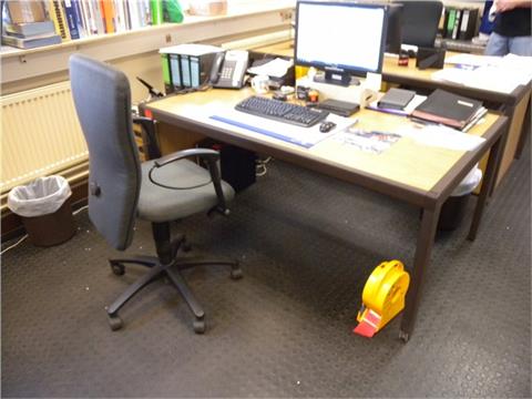 Schreibtisch mit Aktenrollcontainer und Bürodrehstuhl 