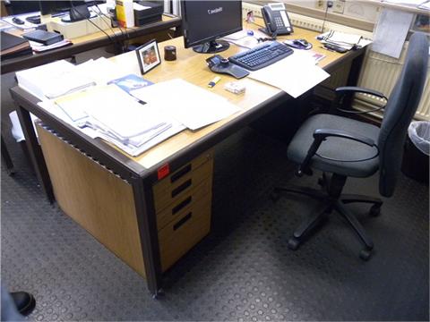 Schreibtisch mit Aktenrollcontainer und Bürodrehstuhl 