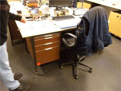 Schreibtisch mit Bürodrehstuhl 