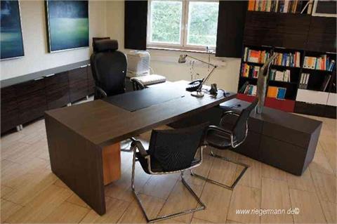 Schreibtisch Vollholz Nussbaum mit integrierter Ledereinlage
