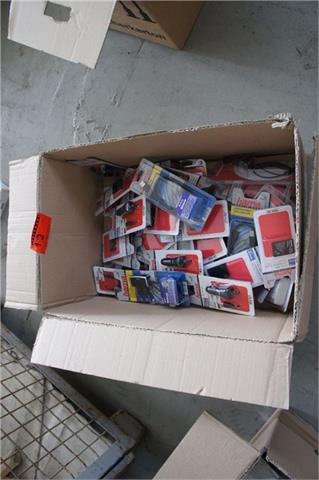 Kiste mit diversem Zubehör für Motorola Mobiltelefone