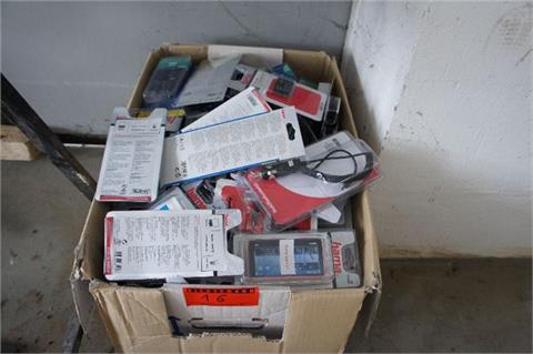 Kiste mit diversem Zubehör für Nokia Mobiltelefone