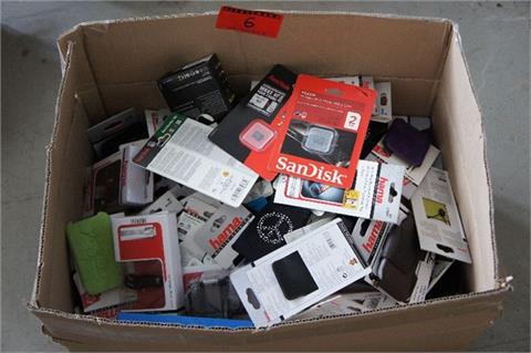 Kiste mit diversem Universalzubehör für Mobiltelefone