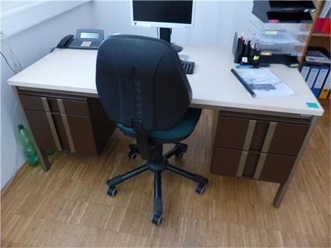 Schreibtisch mit Bürodrehstuhl